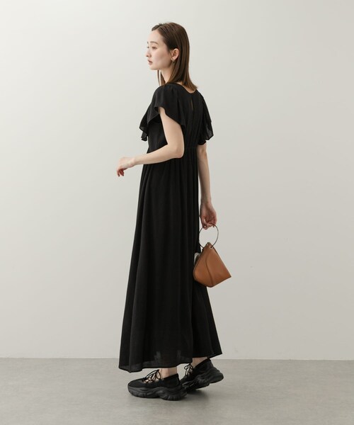 SENSE OF PLACE by URBAN RESEARCH(センスオブプレイスバイアーバンリサーチ)の「Vネックウエストマークフリルワンピース(ワンピース・レディース・BLACK/IVORY/L.BLUE・COMPACT/one)」の16枚目の写真