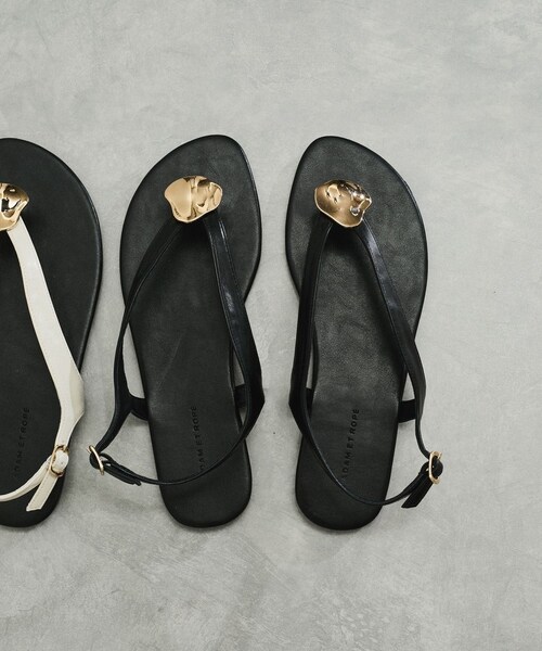 ADAM ET ROPE'（アダムエロペ）の「メタルモチーフサンダル（サンダル・レディース・ブラック/オフホワイト・23.0/23.5/24.0/24.5）」の14枚目の写真