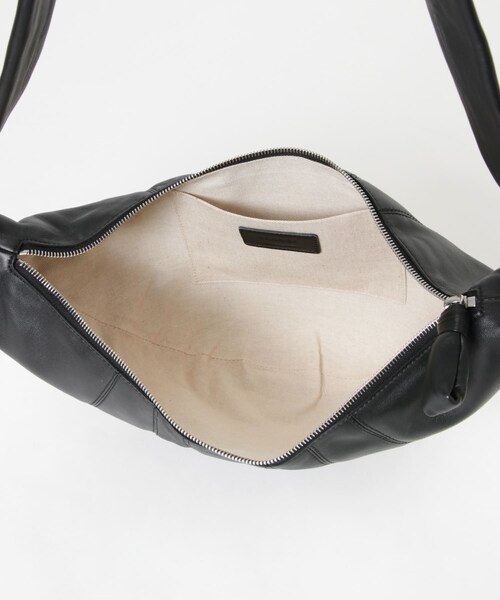 URBAN RESEARCH(アーバンリサーチ)の「LEMAIRE MEDIUM CROISSANT BAG(ショルダーバッグ・メンズ・BLACK/D.CHOCO/GINGER・OS)」の9枚目の写真