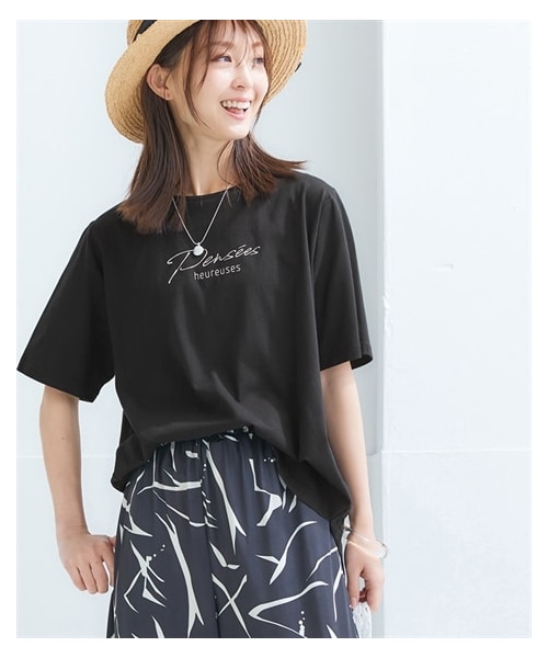 nissen（ニッセン）の「【吸汗速乾】裾ラウンドプリントＴシャツ＜大きいサイズ有＞（Tシャツ/カットソー・レディース・オフホワイト:フレンチロゴ/黒:フレンチロゴ/在庫限り_黒:ロゴ/在庫限り_アイスブルー:カレッジロゴ/在庫限り_オフホワイト:カレッジロゴ/在庫限り_ピンクベージュ:花ロゴ/在庫限り_グレージュ:草木/在庫限り_ライトカーキ:ブックネコ/在庫限り_杢グレー:胸ネコ/在庫限り_グレージュ:胸ネコ/オートミール:花/グレージュ:大人ロゴ/グレー:カレッジロゴ/黒:胸ネコ/ブルー:ブックネコ/ダスティピンク:オーシャン/ダスティミント:ペンギン/ライトグレー杢:ネコ/コーラルピンク:花/ネイビー:スマイル/アイスブルー:ハートロゴ・S/M/L/LL/3L/4L/5L/6L）」の3枚目の写真