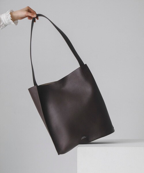 URBAN RESEARCH（アーバンリサーチ）の「STUDIO NICHOLSON　HOBO BAG TYPE1（ショルダーバッグ・レディース・CONKER/D NAVY/ELEPHANT・FREE）」の2枚目の写真