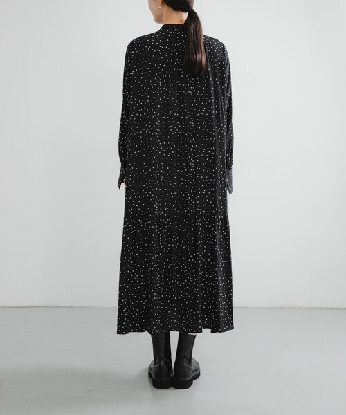 URBAN RESEARCH（アーバンリサーチ）の「ギャザーティアードワンピース（ワンピース・レディース・BLACK/CHARCOAL・Free）」の4枚目の写真