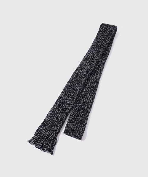 ADAM ET ROPE'（アダムエロペ）の「【NVRFRGT/ネヴァーフォーゲット】NARROW EXTRA LONG MUFFLER（マフラー・メンズ・ブラック/チャコール・F）」の3枚目の写真