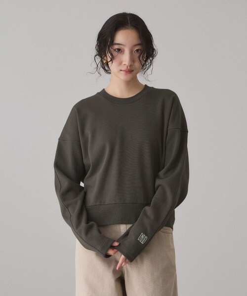 ADAM ET ROPE'(アダムエロペ)の「【サステナブル】ロゴフォルムスウェット(スウェット・レディース・チャコール/キナリ系/ライトグリーン・F)」の2枚目の写真