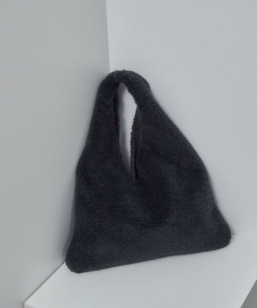 ADAM ET ROPE'(アダムエロペ)の「【HELEN MOORE(ヘレンムーア)】フェイクムートンリバーシブルバッグ(トートバッグ・レディース・チャコール/ベージュ・F)」の1枚目の写真