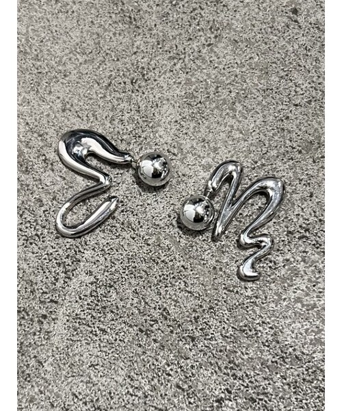 EMODA（エモダ）の「アシンメトリーEMニュアンスピアス（ピアス（両耳用）・レディース・シルバー/ゴールド・F）」の2枚目の写真