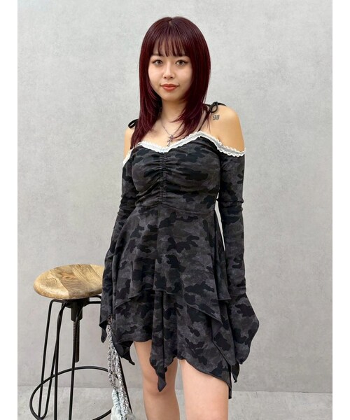 EVRIS（エヴリス）の「オープンショルダーレースドッキングミニワンピース（ワンピース・レディース・ブラック/カーキ・F）」の3枚目の写真