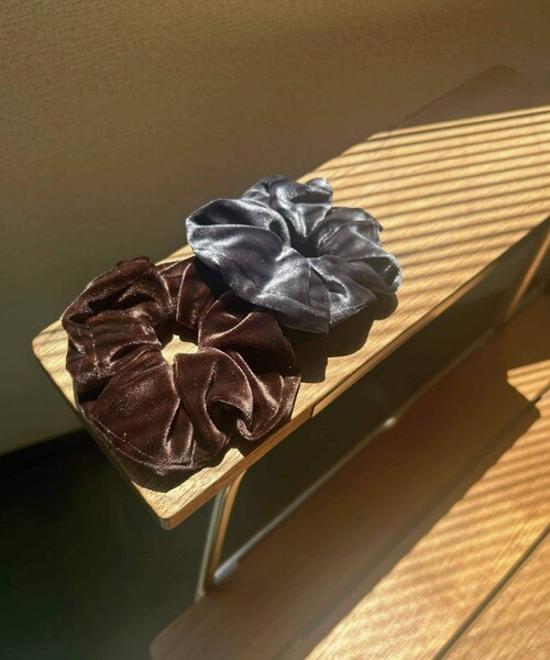 URBAN RESEARCH DOORS(アーバンリサーチドアーズ)の「ベロアリボンシュシュ(ヘアゴム・レディース・BROWN/CHARCOAL・one)」の11枚目の写真