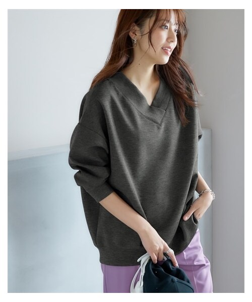nissen（ニッセン）の「なめらかポンチ素材　前後Vネックプルオーバー（Tシャツ/カットソー・レディース・黒/モカ/グレイッシュブルー/ディープグリーン/チャコールグレー杢/グレージュ/マカロンピンク・S/M/L/LL/3L/4L/5L/6L/8L/10L）」の2枚目の写真
