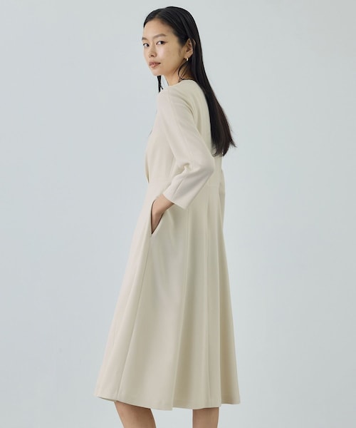 ROPE'（ロペ）の「トリアセダブルクロス セミフレアーワンピース/イージーケア・セットアップ対応・26SS（ワンピース・レディース・ベージュ/ネイビー・36/38/40）」の8枚目の写真