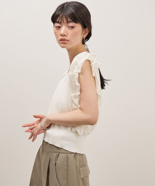 ADAM ET ROPE'(アダムエロペ)の「フリルメッシュジレ(ベスト・レディース・ブラック/ホワイト/サックス・F)」の13枚目の写真