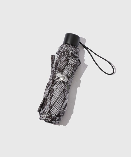 ADAM ET ROPE'(アダムエロペ)の「【carhartt/カーハート】SNAKE CAMO UMBRELLA(折りたたみ傘・メンズ・オフホワイト・F)」の11枚目の写真