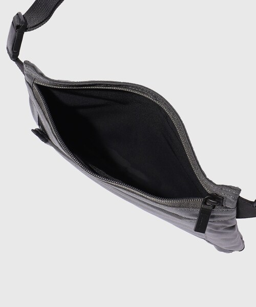 ADAM ET ROPE'(アダムエロペ)の「【MONOLITH/モノリス】SACOCHE STANDARD SS(ショルダーバッグ・メンズ・ブラック/ライトグレー・F)」の15枚目の写真