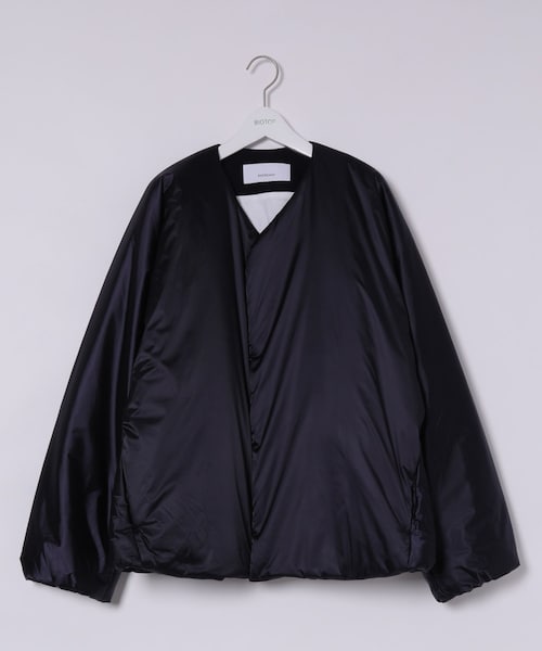 ADAM ET ROPE'(アダムエロペ)の「MENS【OVERCOAT】Dolman Sleeve Puffer Jacket(ノーカラージャケット・メンズ・ネイビー・1/2)」の3枚目の写真