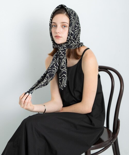 URBAN RESEARCH Sonny Label（アーバンリサーチサニーレーベル）の「大判ニュアンスプリントスカーフ（バンダナ/スカーフ・レディース・ピスタチオ系/ブラック系/ブラウン系・FREE）」の4枚目の写真