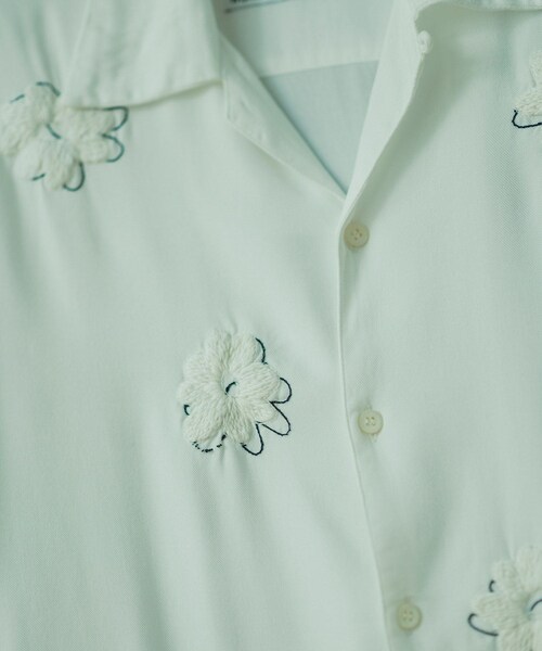 ADAM ET ROPE'(アダムエロペ)の「【NOMARHYTHM TEXTILE for ADAM ET ROPE'】EX Flower Embroidery SS Shirt(シャツ/ブラウス・メンズ・ブラック/キナリ・3/4)」の14枚目の写真
