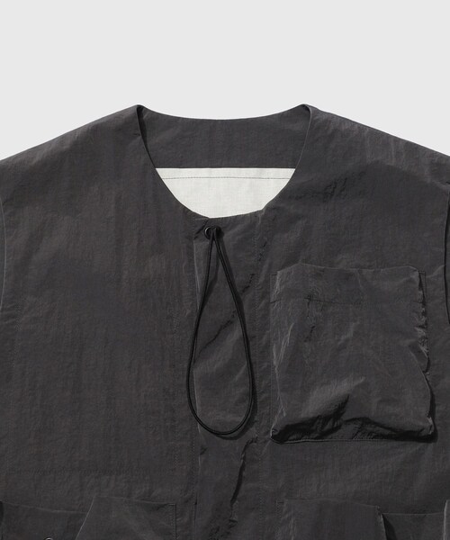 ADAM ET ROPE'（アダムエロペ）の「【Toogood/トゥーグッド】THE ROPER GILET（ベスト・メンズ・スミクロ・L/M/S）」の5枚目の写真