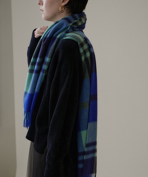 ADAM ET ROPE'（アダムエロペ）の「【公式サイト限定】【Joshua Ellis（ジョシュアエリス）】カシミヤチェックストール（ストール/ショール・レディース・グリーン/ダークブラウン/レッド・F）」の9枚目の写真
