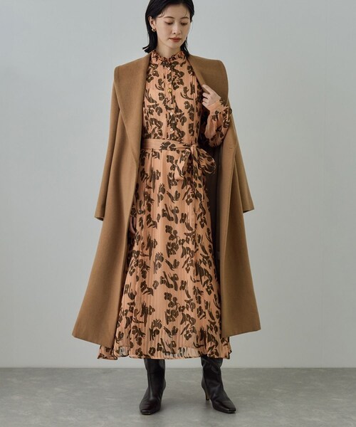 ROPE'（ロペ）の「フラワープリントタックワンピース/イージーケア（ワンピース・レディース・ダークブラウン系/オレンジ系・F）」の2枚目の写真