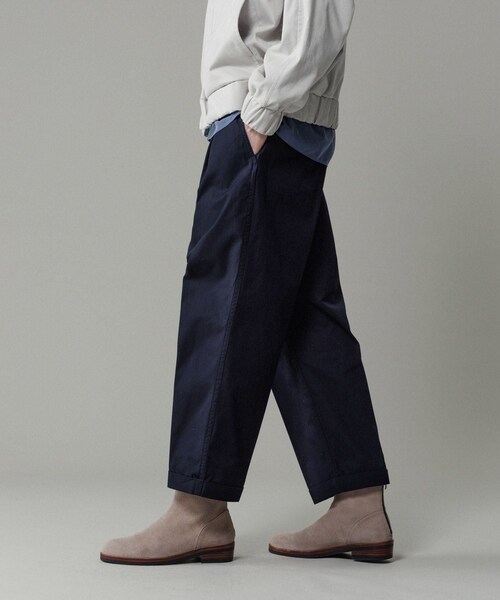 ADAM ET ROPE'(アダムエロペ)の「【撥水】ワンプリーツ クロップドシルエット チノパンツ(チノパンツ・メンズ・ベージュ/カーキ/ネイビー・L/M)」の18枚目の写真