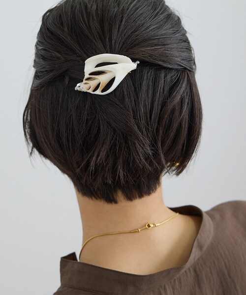 ADAM ET ROPE'(アダムエロペ)の「【J'aDoRe・一部店舗限定】【Raponesa General Store(レポネサジェネラルストア)】SEASHELL HAIRCLIP(バレッタ/ヘアクリップ・レディース・オフホワイト・F)」の14枚目の写真