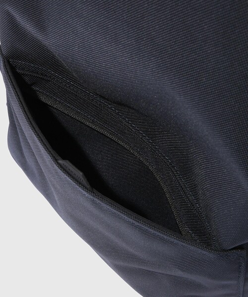 ADAM ET ROPE'（アダムエロペ）の「【MONOLITH/モノリス】BACKPACK PRO SOLID M（バックパック/リュック・メンズ・ブラック/ネイビー・F）」の9枚目の写真