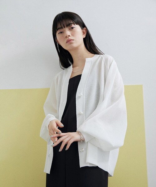 ADAM ET ROPE'（アダムエロペ）の「【WEB限定】キーネックシアーカーディガン（カーディガン/ボレロ・レディース・ブラック/ブラック系/ホワイト/ホワイト系/ブルー/ピンク・F）」の5枚目の写真