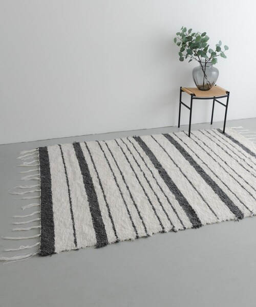 URBAN RESEARCH DOORS（アーバンリサーチドアーズ）の「『別注』JARAPA×DOORS LIVING PRODUCTS　ボーダーラグ 170×240（インテリア雑貨・メンズ・CHARCOAL/LIGHT BLUE・L）」の4枚目の写真