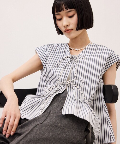 ADAM ET ROPE'（アダムエロペ）の「【定番】タックフレアジレブラウス（シャツ/ブラウス・レディース・ホワイト/ベージュ系/ネイビー系/ブラック・F）」の18枚目の写真