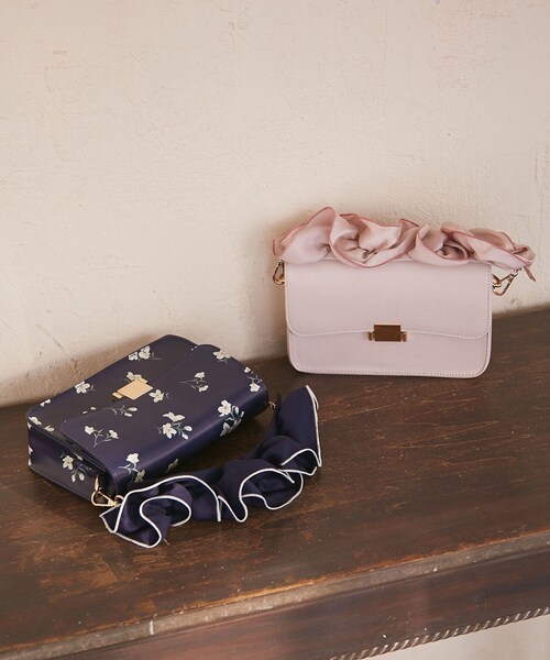 VIS(ビス)の「【DILIGENCE PARLOUR】VIS別注モデルフリルハンドル付き2WAYバッグ(ハンドバッグ・レディース・ベージュ系/ネイビー系・F)」の9枚目の写真