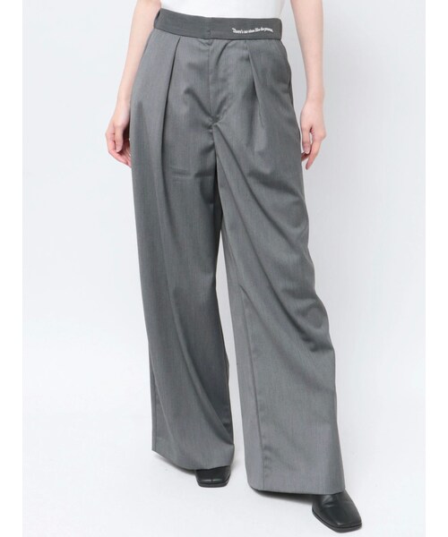 CALNAMUR（カルナムール）の「MESSAGE EMBROIDERY SLACKS/メッセージエンブロイダリースラックス（その他パンツ・レディース・グレー/ブラック/ラベンダー・S/M）」の3枚目の写真