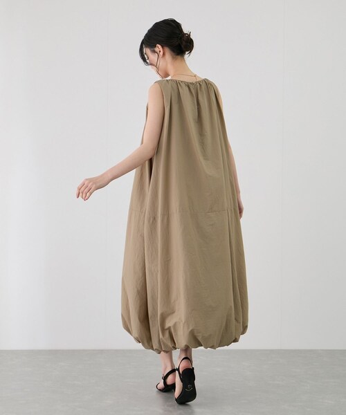 Jayro（ジャイロ）の「ノースリーブバルーンワンピース（ワンピース・レディース・ブラック/ベージュ/カーキ・F）」の17枚目の写真