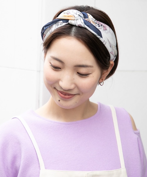 URBAN RESEARCH Sonny Label（アーバンリサーチサニーレーベル）の「大判フラワー柄スカーフ（バンダナ/スカーフ・レディース・ネイビー/ベージュ・one/One）」の2枚目の写真