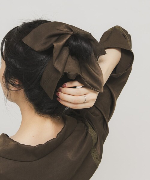 KBF（ケイビーエフ）の「サテンシュシュ(大)（ヘアゴム・レディース・BEIGE/D.KHAKI・One）」の10枚目の写真