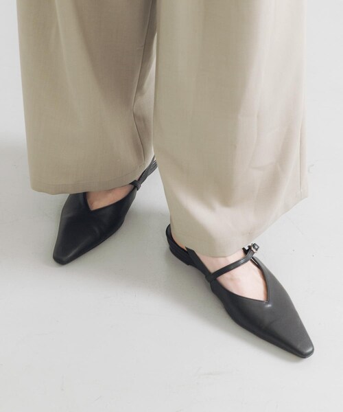 URBAN RESEARCH（アーバンリサーチ）の「『別注』 MILLIWM×URBANR　Vカットスリングバッグパンプス（パンプス・レディース・ブラック/イエローベージュ・36/36.5/37/37.5）」の4枚目の写真