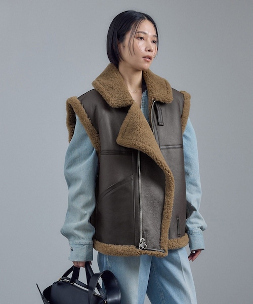 ADAM ET ROPE'（アダムエロペ）の「【TANAKA（タナカ）】SHEARLING VEST（ムートンコート・レディース・オフホワイト/ダークブラウン・S）」の5枚目の写真