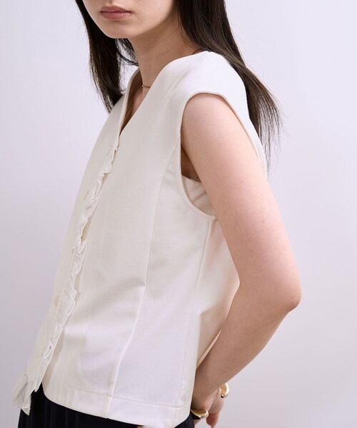 ADAM ET ROPE'(アダムエロペ)の「【WEB限定】・【定番】ラッフルコンビスリーブレストップス(Tシャツ/カットソー・レディース・ブラック/ブラック系/ホワイト・F)」の13枚目の写真