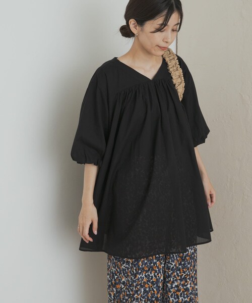 URBAN RESEARCH DOORS(アーバンリサーチドアーズ)の「コットンボイルVネックチュニック(チュニック・レディース・OFF/BLACK・M)」の16枚目の写真