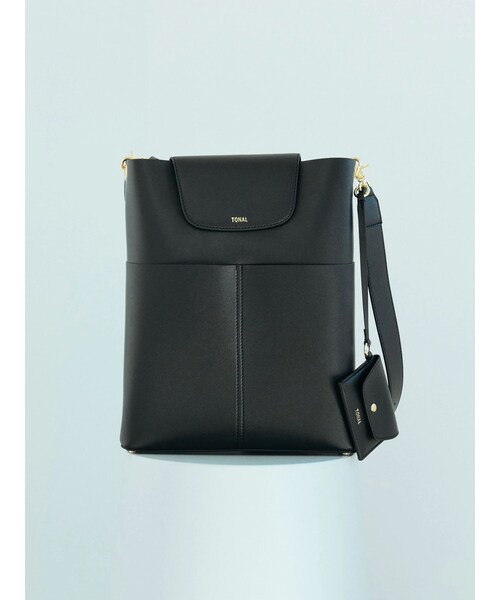 TONAL（トーナル）の「フェイクレザーTallトートバッグ（トートバッグ・レディース・ベージュ/ブラック/ブラウン・F）」の2枚目の写真
