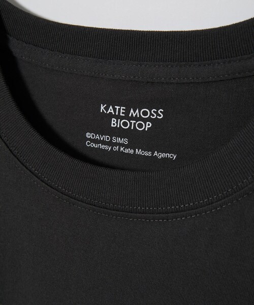 ADAM ET ROPE'（アダムエロペ）の「9/1(金)12:00〜 予約受付開始【KateMoss by David Sims】 Looks Can Kill T（Tシャツ/カットソー・レディース・ブラック/ホワイト・XL/L/M）」の22枚目の写真