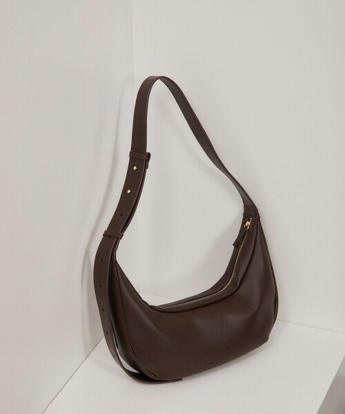 ADAM ET ROPE'（アダムエロペ）の「【WEB限定】スプリットレザームーンショルダー（ショルダーバッグ・レディース・ブラック/オフホワイト/ダークブラウン・F）」の3枚目の写真