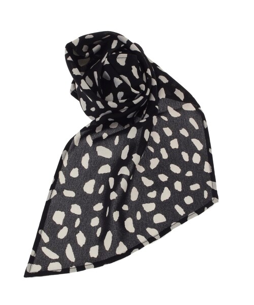 RESEXXY（リゼクシー）の「ジラフ柄スカーフ（マフラー・レディース・ホワイト/ブラック/ブラウン・F）」の5枚目の写真