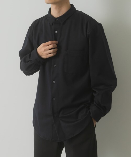 ITEMS URBANRESEARCH（アイテムズ アーバンリサーチ）の「360°stretchカットソーシャツ（シャツ/ブラウス・メンズ・OFF/DARK NAVY・M/L）」の2枚目の写真