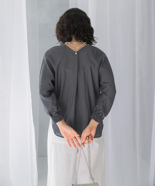 URBAN RESEARCH ROSSO（アーバンリサーチロッソ）の「2WAYギャザースリーブブラウス（シャツ/ブラウス・レディース・CHARCOAL/L/BEIGE/YELLOW・FREE）」の5枚目の写真