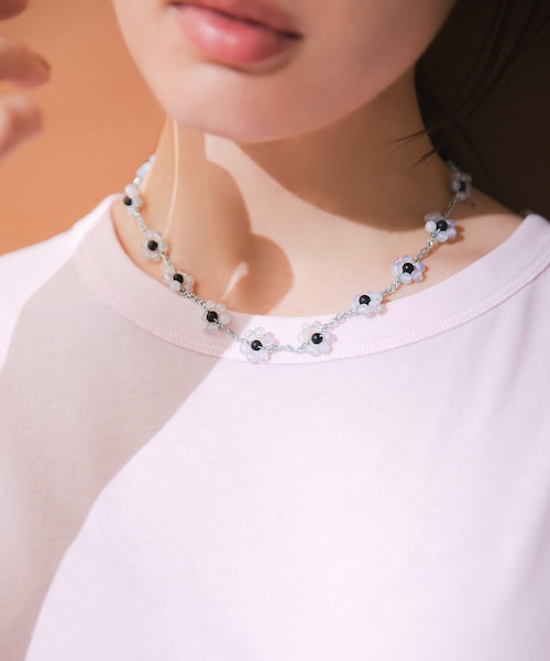 URBAN RESEARCH(アーバンリサーチ)の「PROTCOL FLOWER NECKLACE(ネックレス・レディース・BLACK/MINT・-)」の2枚目の写真