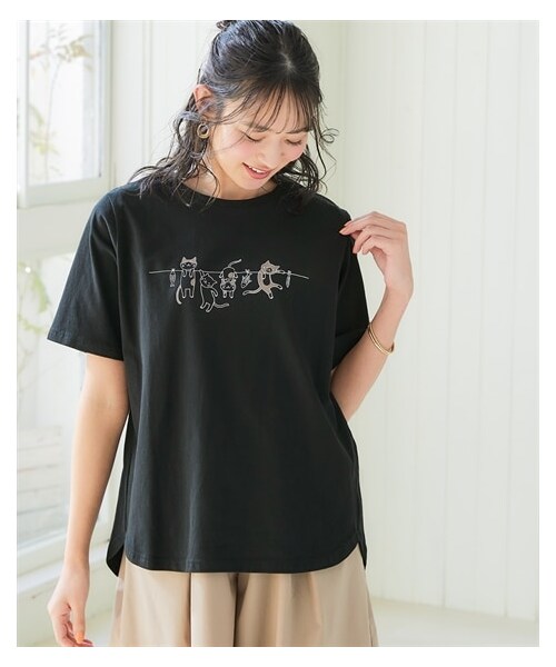 nissen（ニッセン）の「【吸汗速乾】裾ラウンドプリントＴシャツ＜大きいサイズ有＞（Tシャツ/カットソー・レディース・オフホワイト:フレンチロゴ/黒:フレンチロゴ/黒:ロゴ/アイスブルー:カレッジロゴ/オフホワイト:カレッジロゴ/ピンクベージュ:花ロゴ/グレージュ:草木/ライトカーキ:ブックネコ/杢グレー:胸ネコ/グレージュ:胸ネコ/オートミール:花/グレージュ:大人ロゴ/グレー:カレッジロゴ/黒:胸ネコ/ブルー:ブックネコ/ダスティピンク:オーシャン/ダスティミント:ペンギン・S/M/L/LL/3L/4L/5L/6L）」の11枚目の写真