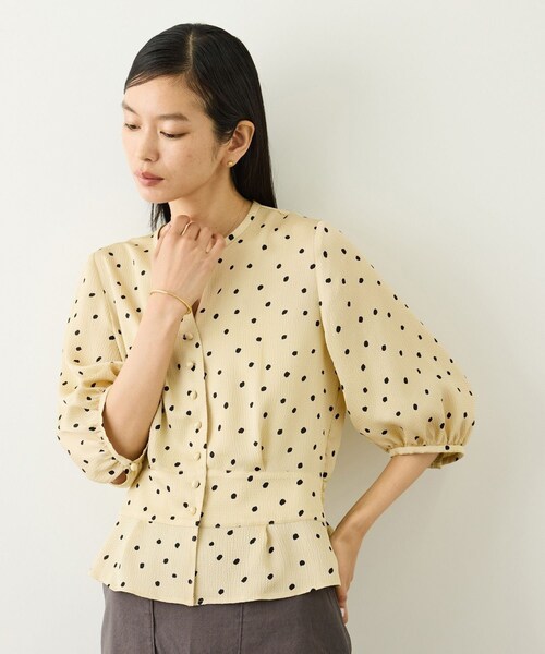 ROPE'(ロペ)の「ドットプリントウエストタックペプラムブラウス/イージーケア(シャツ/ブラウス・レディース・ベージュ/ネイビー・F)」の18枚目の写真