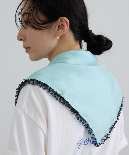 ADAM ET ROPE'(アダムエロペ)の「【SERA STUDIO(セーラスタジオ)】CARRE 60 WITH HAND EMBROIDERED GLASS BEADING VERSION2(バンダナ/スカーフ・レディース・ブルー系・F)」の4枚目の写真