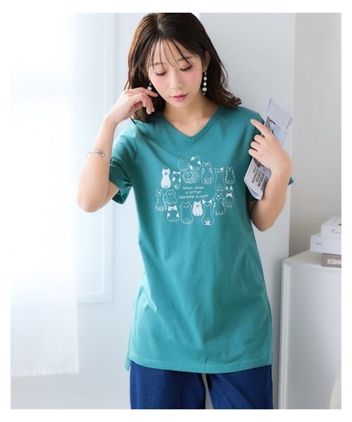 nissen（ニッセン）の「【ひんやりコットン】プリントVネックチュニックTシャツ（綿１００％・接触冷感・UVカット）（選べる柄）＜大きいサイズ有＞（チュニック・レディース・[終売]カジュアルロゴ:グレージュ/[終売]カジュアルロゴ:アイス杢/[終売]タテロゴ:黒/タテロゴ:オフホワイト/カレッジロゴ:オフホワイト/[終売]カレッジロゴ:グレージュ/[終売]ソファネコ:スモーキーブルー/[終売]かくれんぼネコ:ネイビー/[終売]かくれんぼネコ:アイス杢/タワー:ミント/カットフラワー:ラベンダー/[終売]マリンロゴ:ブルーグリーン/[終売]アメカジロゴ:チャコールグレー/[終売]フライングバード:モーブグリーン/大人ロゴ:オフホワイト/ポップネコ:ブルーグリーン/カーブロゴ:黒/ソフトロゴ:チャコールグレー/ボタニカル:ミント/ハートロゴ:ピンクベージュ/衿花:ダークブルー/ブックネコ:オートミール/フレンチロゴ:ベージュ/筆記ロゴ:オフホワイト/パンダ:チャコールグレー/伸びネコ:ネイビー/花:ダークピンク/シティ:ソフトブルー・S/M/L/LL/3L/4L/5L/6L）」の19枚目の写真