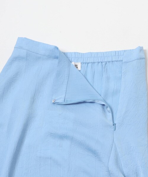 URBAN RESEARCH(アーバンリサーチ)の「BAUM UND PFERDGARTEN CRINKLED SATIN SKIRT(スカート・レディース・DUSK BLUE・36)」の5枚目の写真